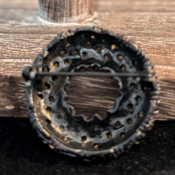 Vintage Art Deco Black Rhinestone Black Metal Wreath Brooch - Picture 3 of 5